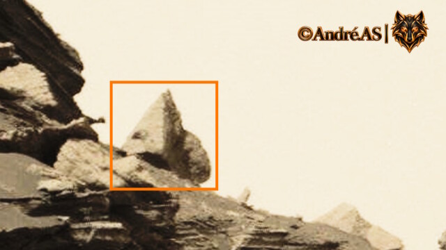 Curiosity — Sol 1467 — image source NASA/JPL-Caltech.
<a href="https://mars.nasa.gov/msl-raw-images/msss/01467/mcam/1467MR0073400200703702E01_DXXX.jpg" target="_blank" rel="noopener">Accéder à la source d’origine</a> Curiosity Sol 1467 — formation martienne évoquant un pyramidion égyptien
