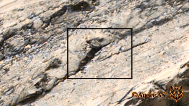 Curiosity — Sol 4249 — image source NASA/JPL-Caltech.
<a href="https://mars.nasa.gov/msl-raw-images/msss/04249/mcam/4249ML1061550751703526C00_DXXX.jpg" target="_blank" rel="noopener">Voir l’image source</a> Curiosity Sol 4249 — formation martienne évoquant une écoutille de base souterraine à flanc de colline
