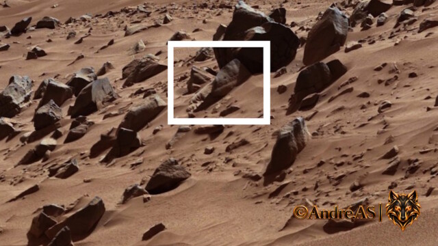 Curiosity — Sol 528 — image source NASA/JPL-Caltech.
<a href="https://mars.nasa.gov/raw_images/129784/?site=msl" target="_blank" rel="noopener">Accéder à la source d’origine</a> Vue de repérage d’une formation observée sur une image de Curiosity au Sol 528. Dans la zone encadrée, certains volumes et contours peuvent évoquer une tête sculptée de type pharaonique placée devant une forme verticale rappelant une frise ou un élément de pilier. Ce rapprochement repose uniquement sur des similitudes morphologiques apparentes et ne constitue pas une identification archéologique.