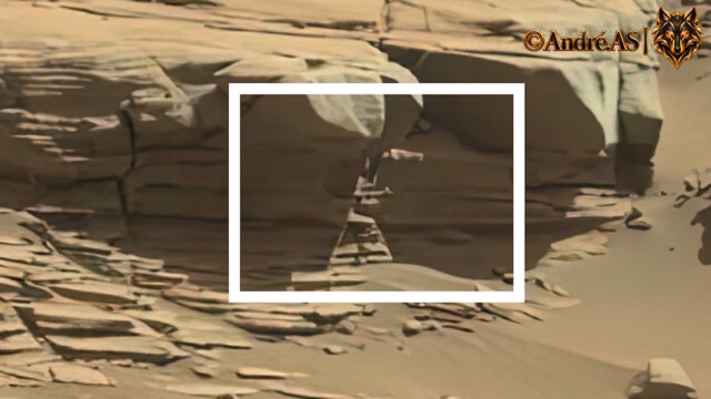Curiosity — Sol 597 — image source NASA/JPL-Caltech.
<a href="https://mars.nasa.gov/msl-raw-images/msss/00597/mcam/0597ML0025180030301190E01_DXXX.jpg" target="_blank" rel="noopener">Accéder à la source d’origine</a> Curiosity Sol 597 — formation martienne évoquant un treuil de puits de mine