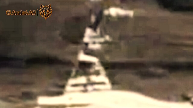 Curiosity — Sol 597 — image source NASA/JPL-Caltech.
<a href="https://mars.nasa.gov/msl-raw-images/msss/00597/mcam/0597ML0025180030301190E01_DXXX.jpg" target="_blank" rel="noopener">Accéder à la source d’origine</a> Curiosity Sol 597 — agrandissement d’une formation martienne évoquant un treuil de puits de mine