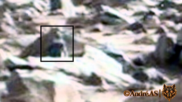 Curiosity — Sol 703 — image source NASA/JPL-MSL.
<a href="https://www.gigapan.com/gigapans/160480/snapshots/669417" target="_blank" rel="noopener">Voir l’image source</a> Curiosity Sol 703 — formation martienne comparée à un super-soldat de dos
