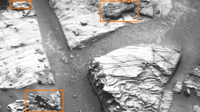 Curiosity — Sol 826 — image source NASA/JPL-Caltech.
<a href="https://mars.nasa.gov/msl-raw-images/proj/msl/redops/ods/surface/sol/00826/opgs/edr/ncam/NLB_470823347EDR_F0442062NCAM00354M_.JPG" target="_blank" rel="noopener">Accéder à la source d’origine</a> Curiosity Sol 826 — trois formations évoquant un sabre ancien, un fourreau vide et un couteau militaire usé posé sur une roche