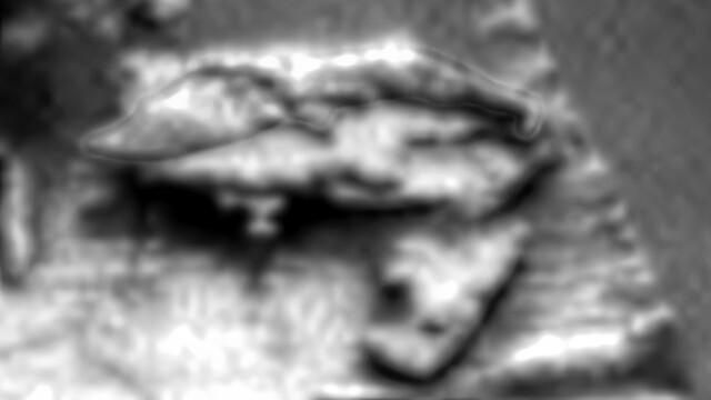 Curiosity — Sol 826 — image source NASA/JPL-Caltech.
<a href="https://mars.nasa.gov/msl-raw-images/proj/msl/redops/ods/surface/sol/00826/opgs/edr/ncam/NLB_470823347EDR_F0442062NCAM00354M_.JPG" target="_blank" rel="noopener">Accéder à la source d’origine</a> Curiosity Sol 826 — formation martienne évoquant un couteau militaire usé posé sur une roche