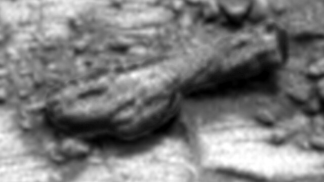 Curiosity — Sol 826 — image source NASA/JPL-Caltech.
<a href="https://mars.nasa.gov/msl-raw-images/proj/msl/redops/ods/surface/sol/00826/opgs/edr/ncam/NLB_470823347EDR_F0442062NCAM00354M_.JPG" target="_blank" rel="noopener">Accéder à la source d’origine</a> Curiosity Sol 826 — formation martienne évoquant un ancien fourreau de sabre vide