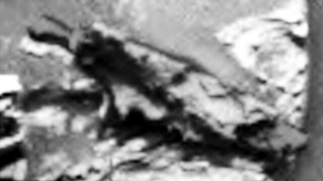 Curiosity — Sol 826 — image source NASA/JPL-Caltech.
<a href="https://mars.nasa.gov/msl-raw-images/proj/msl/redops/ods/surface/sol/00826/opgs/edr/ncam/NLB_470823347EDR_F0442062NCAM00354M_.JPG" target="_blank" rel="noopener">Accéder à la source d’origine</a> Curiosity Sol 826 — formation martienne évoquant un sabre ancien