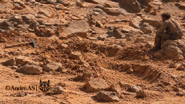 Curiosity — Sol 2620 — image source NASA/JPL-Caltech.
<a href="https://mars.nasa.gov/raw_images/763108/?site=msl" target="_blank" rel="noopener">Voir l’image source</a> Curiosity Sol 2620 — illustration comparative d’une formation martienne évoquant un travailleur accroupi