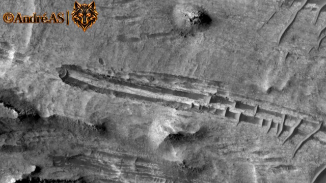 MRO / HiRISE — PSP_001984_1735 — image source NASA/JPL/University of Arizona.
<a href="https://hirise-pds.lpl.arizona.edu/PDS/EXTRAS/RDR/PSP/ORB_001900_001999/PSP_001984_1735/PSP_001984_1735_RED.browse.jpg" target="_blank" rel="noopener">Voir l’image source</a> MRO HiRISE PSP_001984_1735 — formation martienne évoquant un complexe fortifié enfoui dans la roche