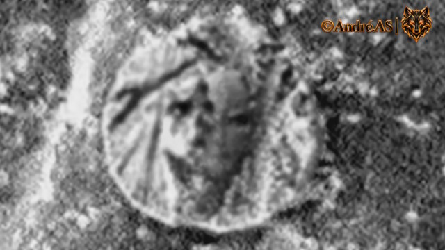 Spirit — Sol 1434 — image source NASA/JPL-Caltech.
<a href="https://an.rsl.wustl.edu/mera/AN/an3.aspx?it=B1&ii=2M253668740IFFAX05P2956M2F2" target="_blank" rel="noopener">Accéder à la source d’origine</a> Spirit Sol 1434 — vue rapprochée d’une formation martienne évoquant un ancien médaillon à deux visages