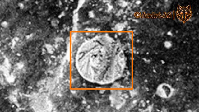 Spirit — Sol 1434 — image source NASA/JPL-Caltech.
<a href="https://an.rsl.wustl.edu/mera/AN/an3.aspx?it=B1&ii=2M253668740IFFAX05P2956M2F2" target="_blank" rel="noopener">Accéder à la source d’origine</a> Spirit Sol 1434 — formation martienne évoquant un ancien médaillon à deux visages
